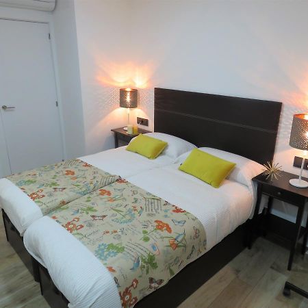 Living Sevilla Apartments Hercules Bagian luar foto
