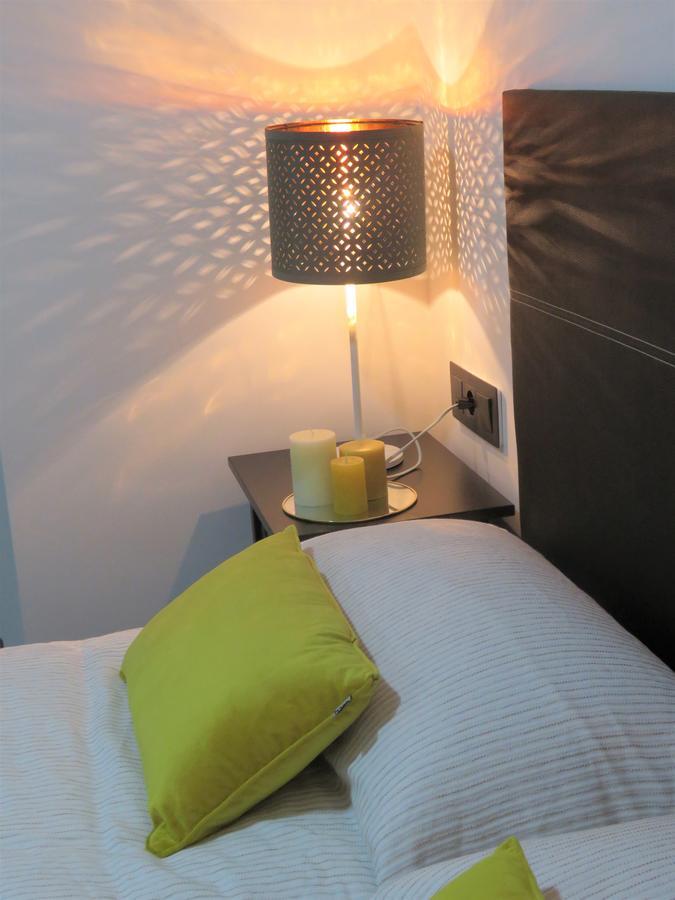 Living Sevilla Apartments Hercules Bagian luar foto